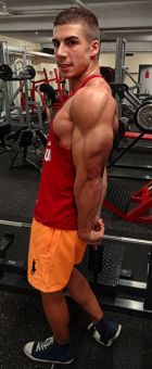 Trizeps Pose mit Natural Physique Athlet Alexander M&uuml;ller