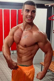 Alex M&uuml;ller beim Posing nach dem Training