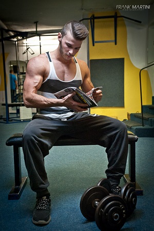 In Bodybuilding Magazinen wie Flex und Muscle & Fitness nach Tipps zu Training und Ern&auml;hrung suchen