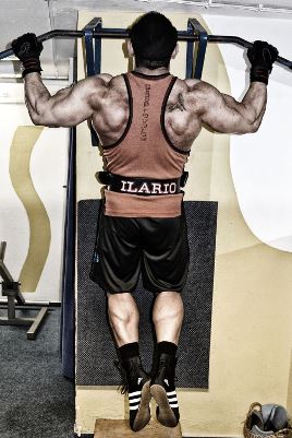 Klimmz&uuml;ge als Grund&uuml;bung im Bodybuilding und Kraftsport