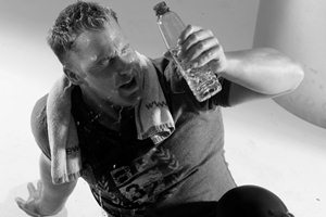 Wieviel Wasser muss ein Sportler trinken? Wer ein intensives Ausdauertraining oder Muskeltraining wie Fitness- oder Bodybuilding betreibt braucht viel Wasser.