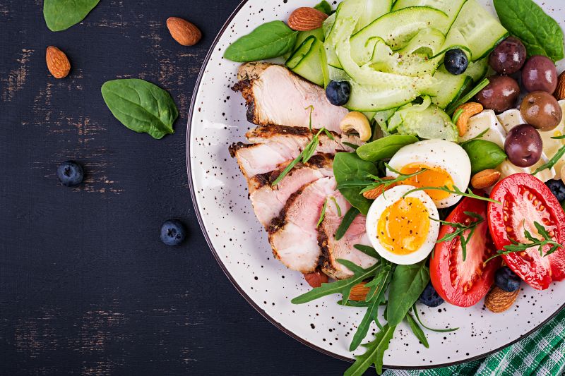 Leckeres Low Carb Gericht Salat mit Hühnchen ein optimales Low Carb Gericht