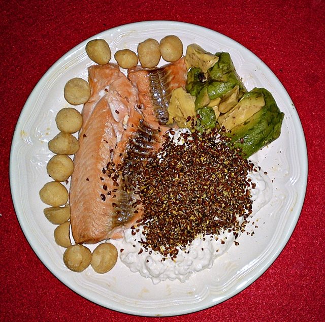 Lachs mit N&uuml;ssen und Frischk&auml;se auf Low-Carb