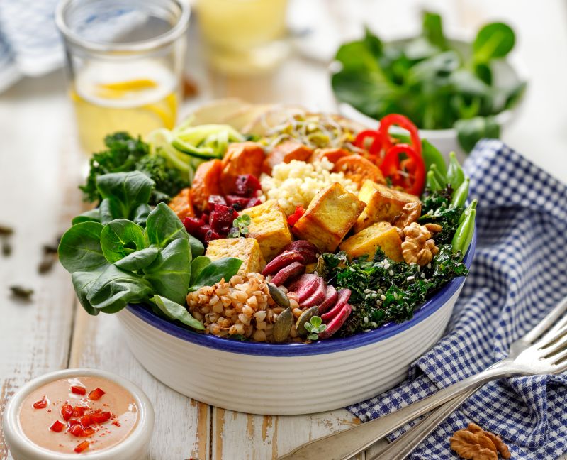 Leckere Buddha Bowl aus gesunden Zutaten Gesunde und frische Zutaten dürfen in der Buddha Bowl nicht fehlen