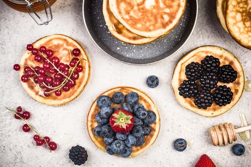 Früchte als Topping für Pancakes Protein Pancakes mit Früchten als Topping