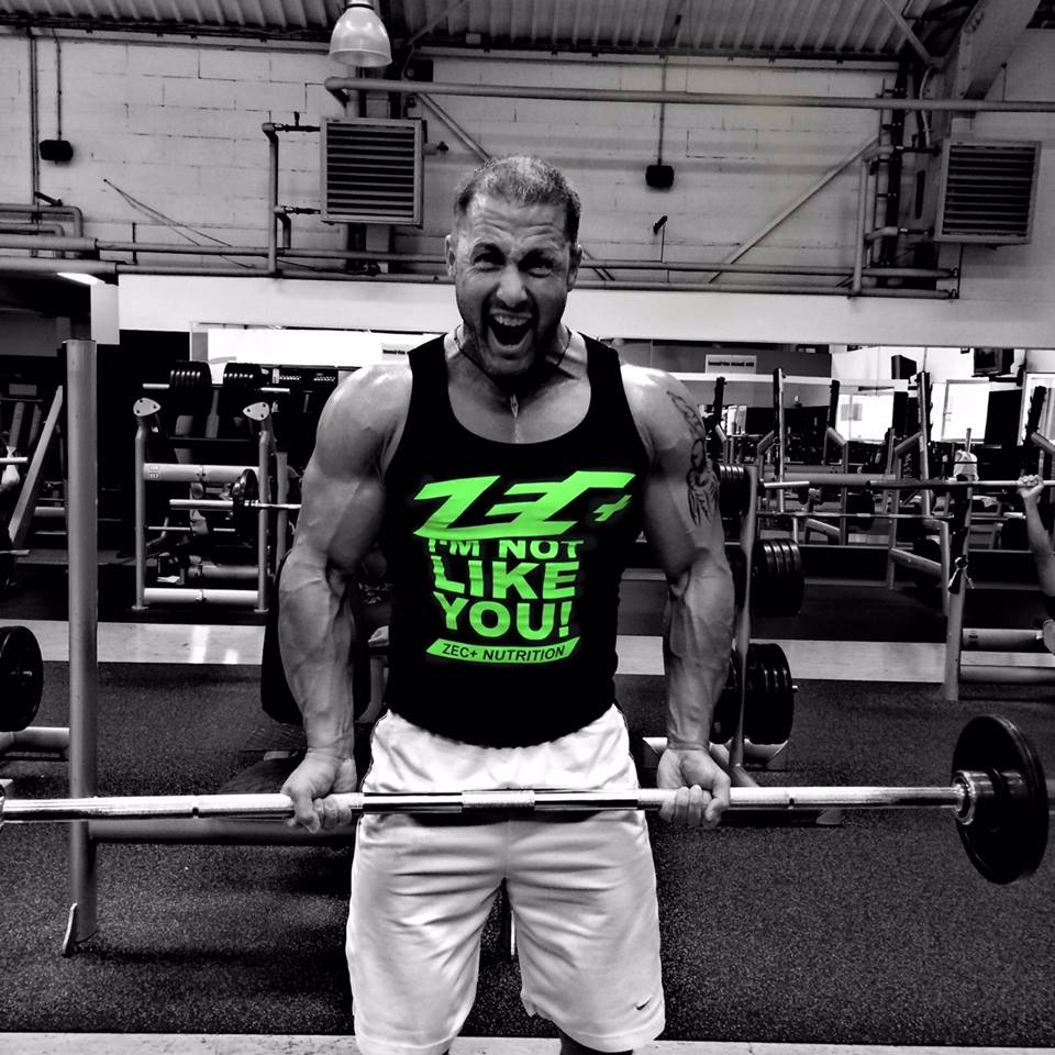 Christian Engel beim Training am fr&uuml;hen morgen mit ZEC+ Shirt im McFit Trier