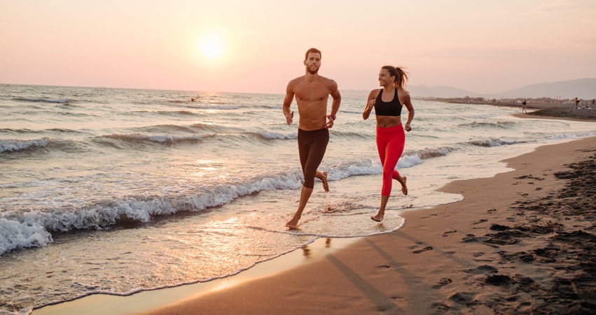 Aktive Erholung durch laufen am Strand Laufen am Strand ist eine aktive Erholung für Körper und Geist